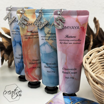 Crema mani con ciondolo iniziale