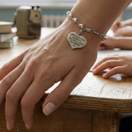 Bracciale in acciaio a cuoricini e ciondolo personalizzabile a cuore per insegnanti (G9+A6)