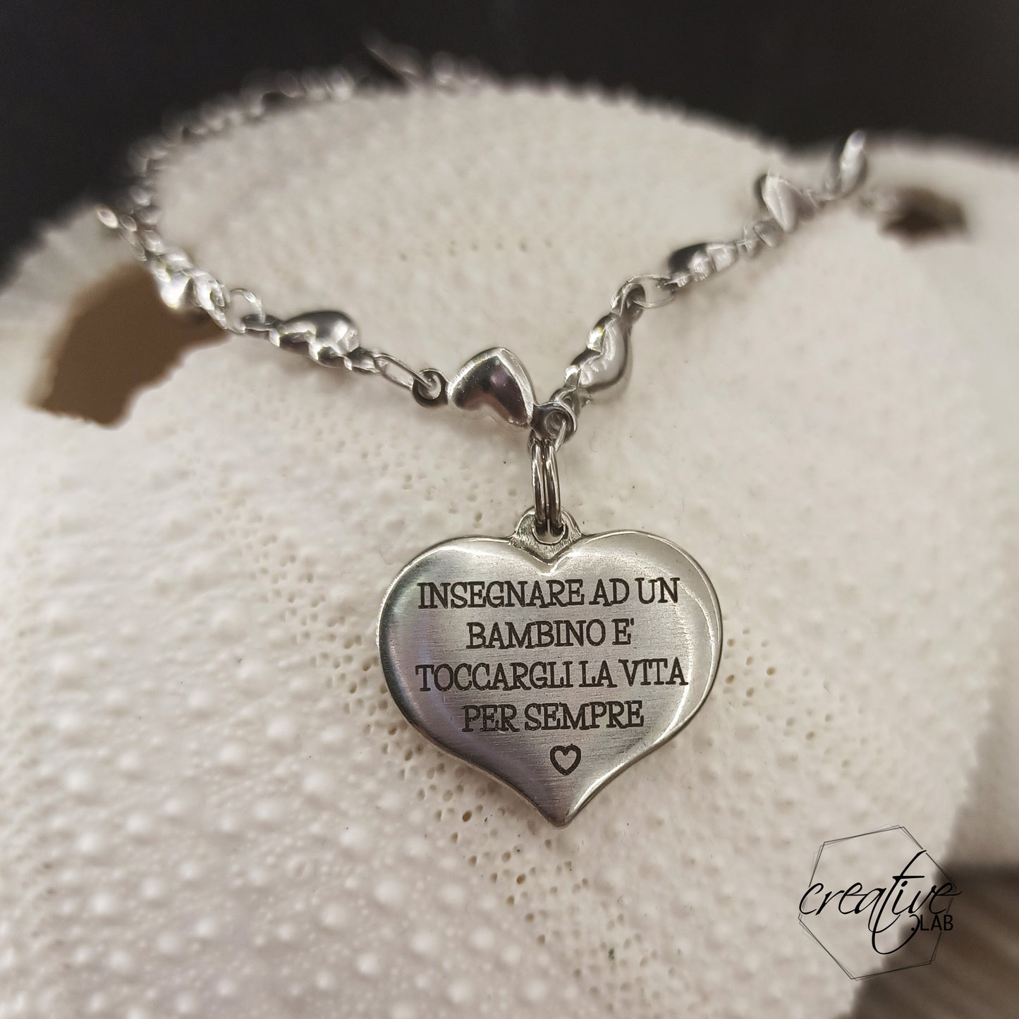 Bracciale in acciaio a cuoricini e ciondolo personalizzabile a cuore per insegnanti (G9+A6)
