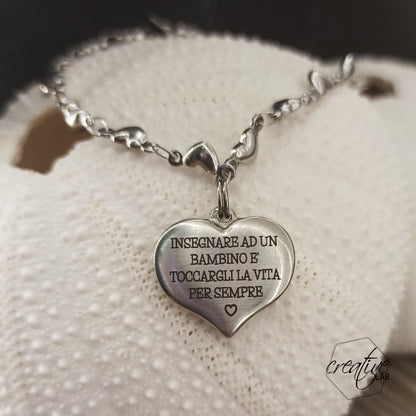 Bracciale in acciaio a cuoricini e ciondolo personalizzabile a cuore per insegnanti (G9+A6)