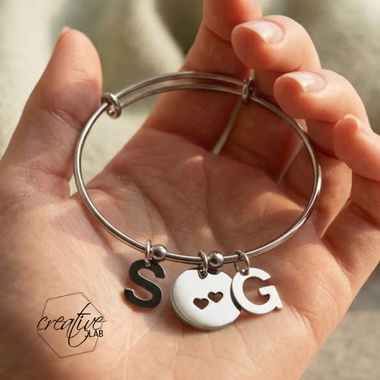 Bracciale rigido, ciondolo con cuori intagliati e iniziali (G13+B14B/C/D)
