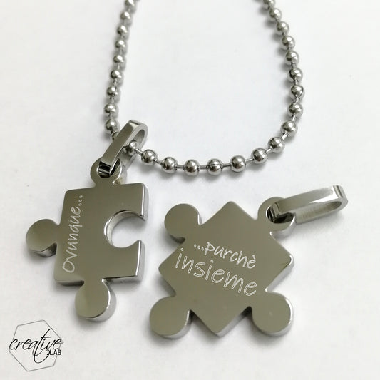 Due ciondoli puzzle in acciaio con incisione personalizzata su catenine con pallini (A7+D8)