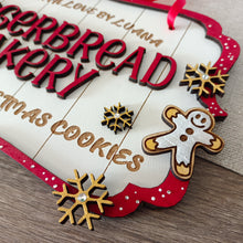 Carica l&#39;immagine nel visualizzatore di Gallery, Targa natalizia Gingerbread Bakery, personalizzabile