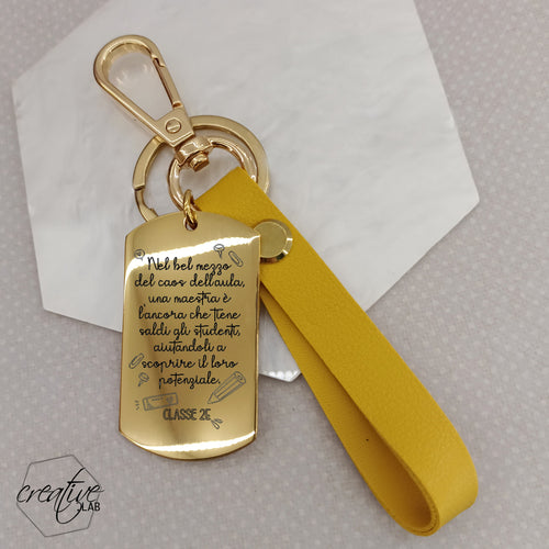 Portachiavi oro rettangolare personalizzabile per maestre, con strap ecopelle (C3)