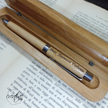 Carica l&#39;immagine nel visualizzatore di Gallery, Astuccio in bamboo e penna, personalizzabile per laurea, grafica gufo