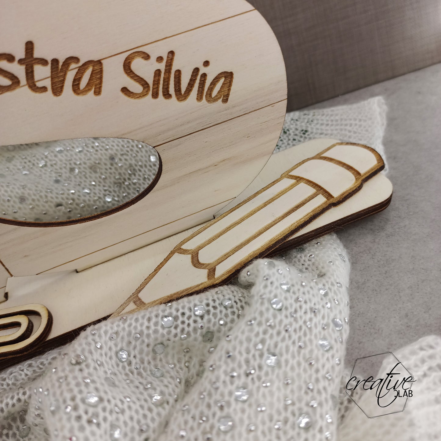 Decorazione iniziale da appoggio, personalizzabile, per maestri