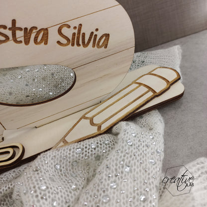 Decorazione iniziale da appoggio, personalizzabile, per maestri