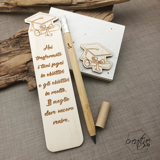 Segnalibro in legno + matita eterna + notes con fogli piantabili, personalizzabili per laurea