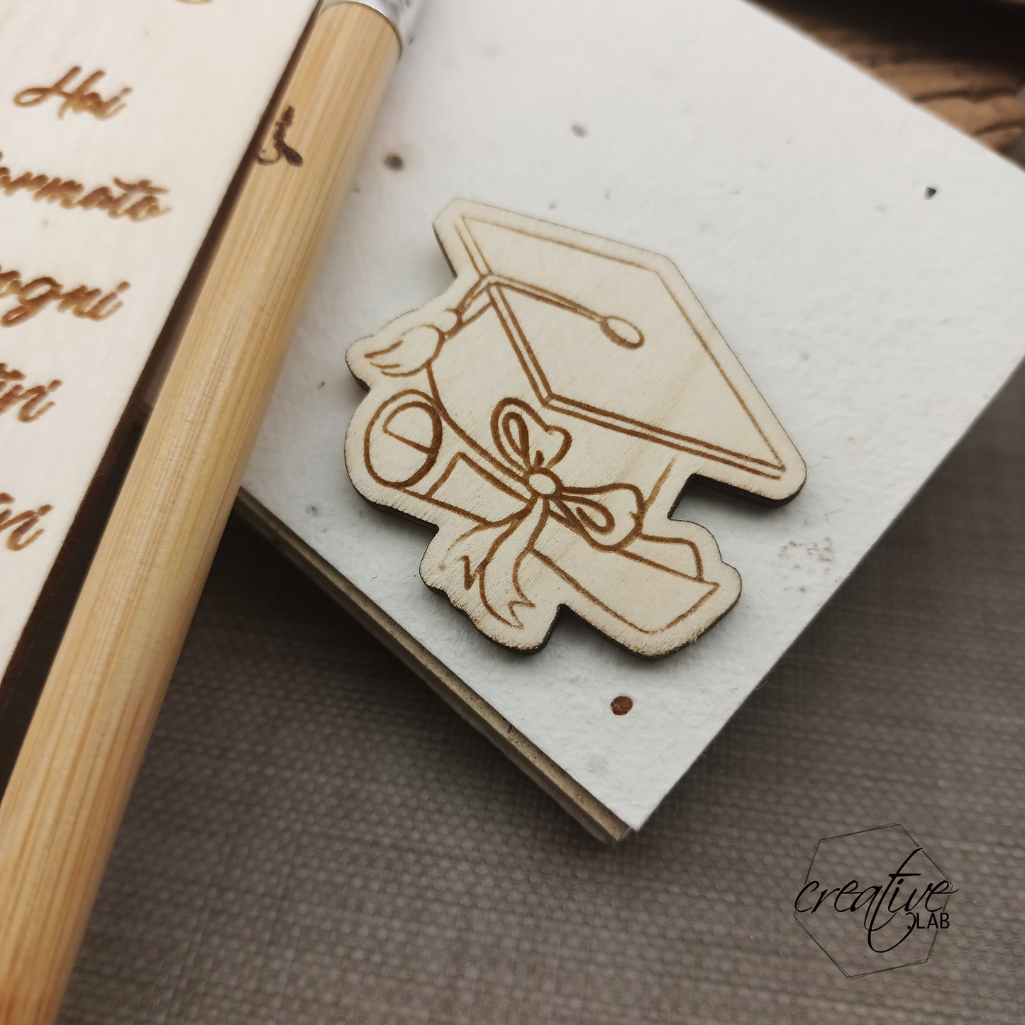 Segnalibro in legno + matita eterna + notes con fogli piantabili, personalizzabili per laurea