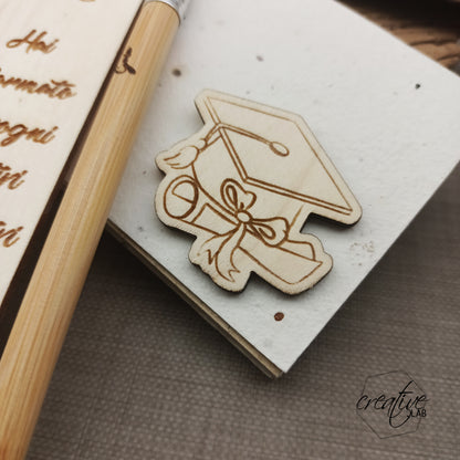 Segnalibro in legno + matita eterna + notes con fogli piantabili, personalizzabili per laurea