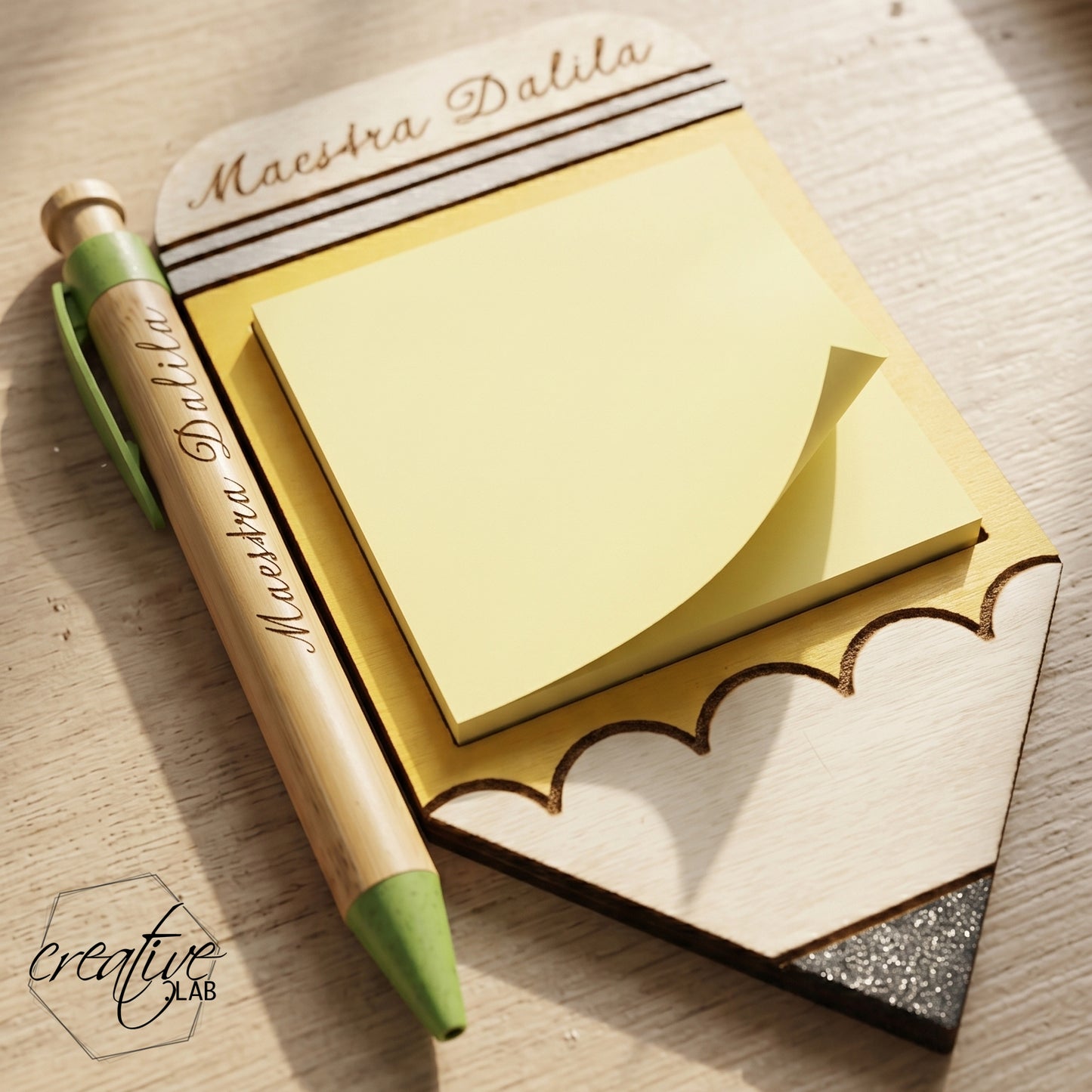 Porta post it a forma di matita + penna di bamboo per maestra, personalizzabili