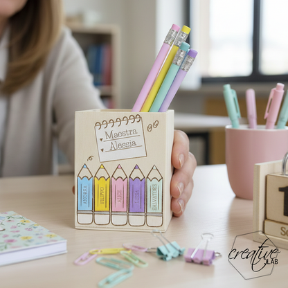 Porta penne per insegnanti a tema matite, con 5 matite omaggio, personalizzabile