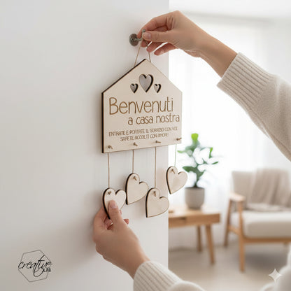 Targa di benvenuto casetta con cuori, personalizzabile