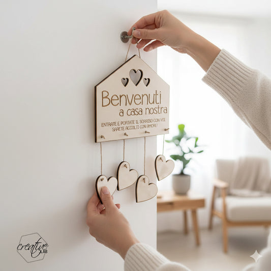 Targa di benvenuto casetta con cuori, personalizzabile