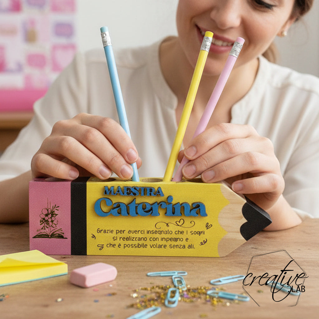 Porta penne per insegnanti matitone, con 3 matite omaggio, personalizzabile