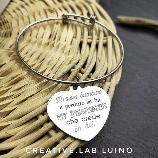 Bracciale rigido e ciondolo personalizzabile a cuore, per maestra (G20+C9)