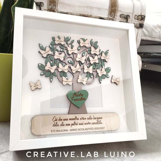 Albero della vita realizzato in legno, personalizzabile con farfalle intagliate e incise con i nomi dei bambini della classe. Il cuore centrale è possibile inciderlo con il nome della maestra e nella parte bassa è possibile aggiungere una frase di dedica, classe e anno scolastico.