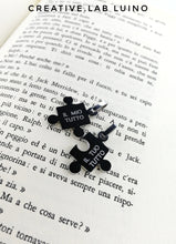 Carica l&#39;immagine nel visualizzatore di Gallery, Due ciondoli puzzle in acciaio con incisione personalizzata (A7)