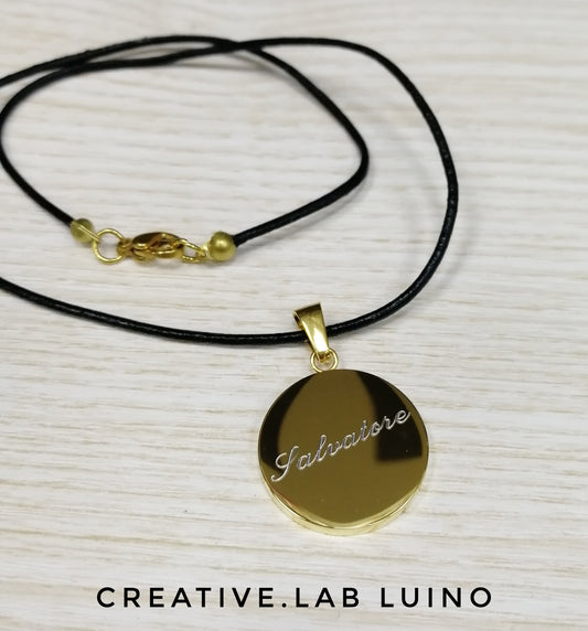 Ciondolo tondo oro personalizzabile con collarino di cuoio (CUOIO+A20)