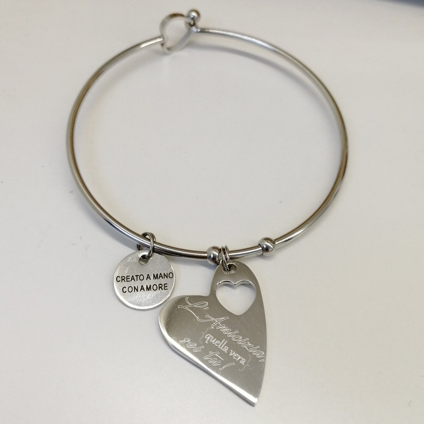 Bracciale rigido con gancio a cuore e ciondolo personalizzabile cuore - amicizia (G13+B29)