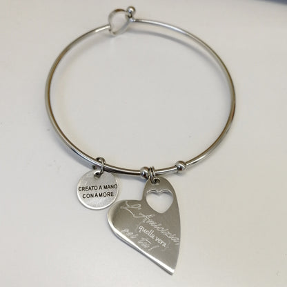 Bracciale rigido con gancio a cuore e ciondolo personalizzabile cuore - amicizia (G13+B29)
