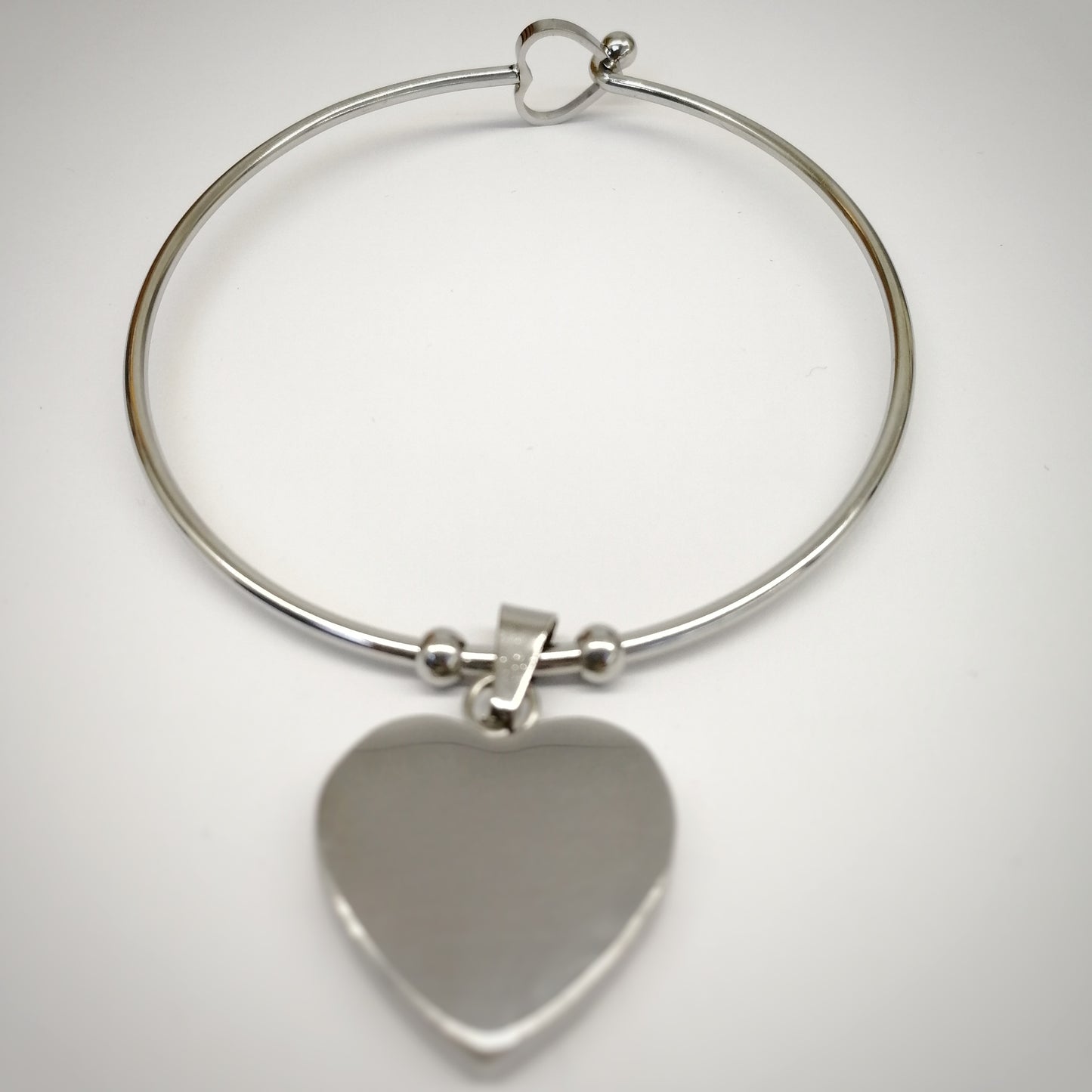 Bracciale rigido con gancio a cuore e ciondolo personalizzabile a cuore (G13+A11)