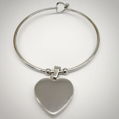 Bracciale rigido con gancio a cuore e ciondolo personalizzabile a cuore (G13+A11)