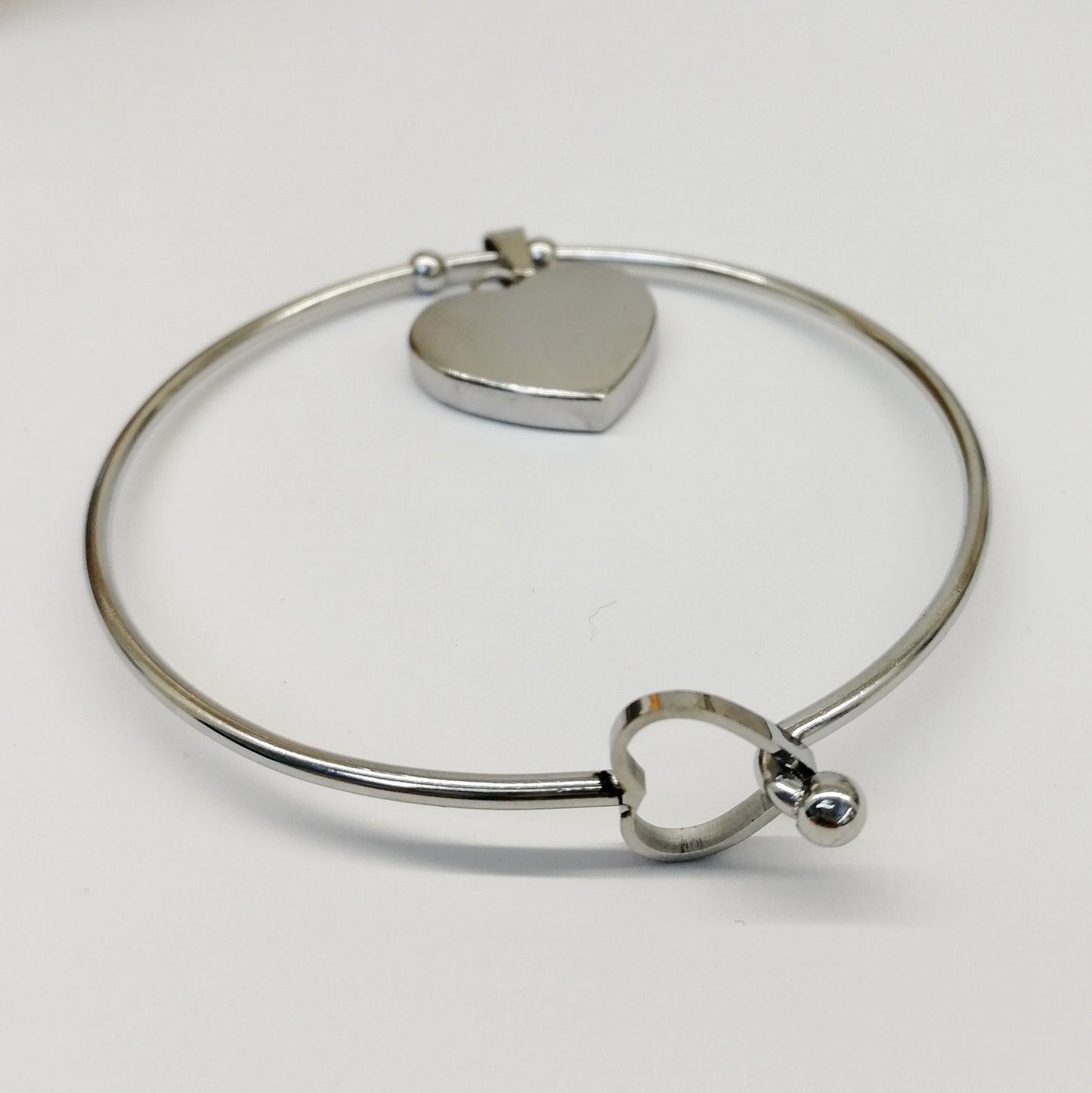 Bracciale rigido con gancio a cuore e ciondolo personalizzabile a cuore (G13+A11)