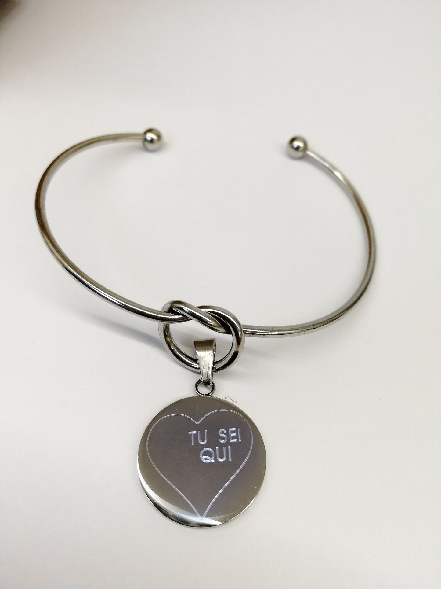 Bracciale rigido con nodo e ciondolo personalizzabile tondo (G11+A20)