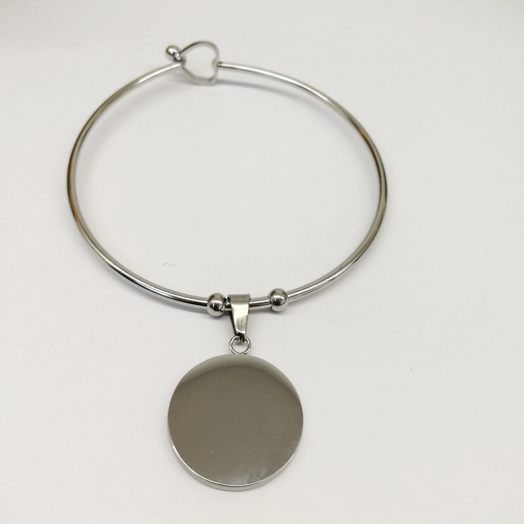 Bracciale rigido con gancio a cuore e ciondolo personalizzabile tondo (G13+A20)