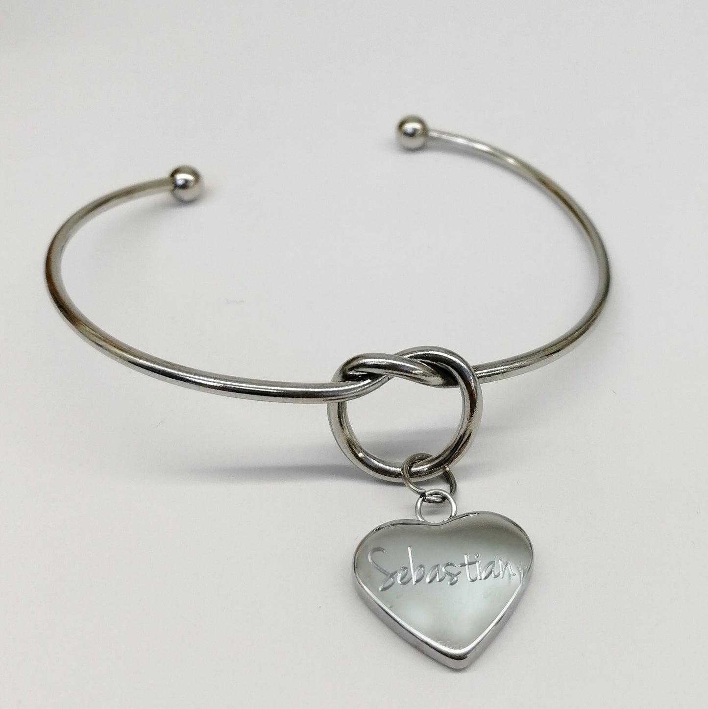 Bracciale rigido con nodo e ciondolo personalizzabile a cuore (G11+A21)