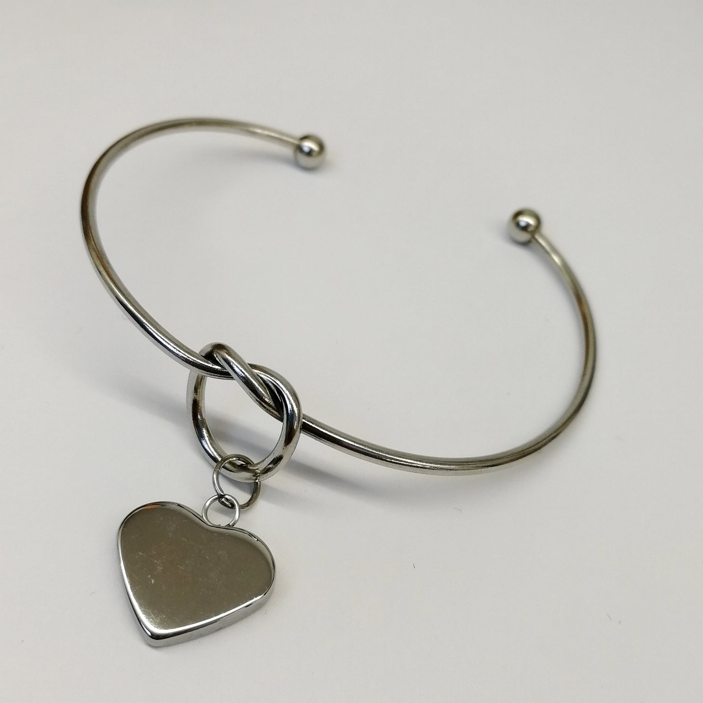 Bracciale rigido con nodo e ciondolo personalizzabile a cuore (G11+A21)