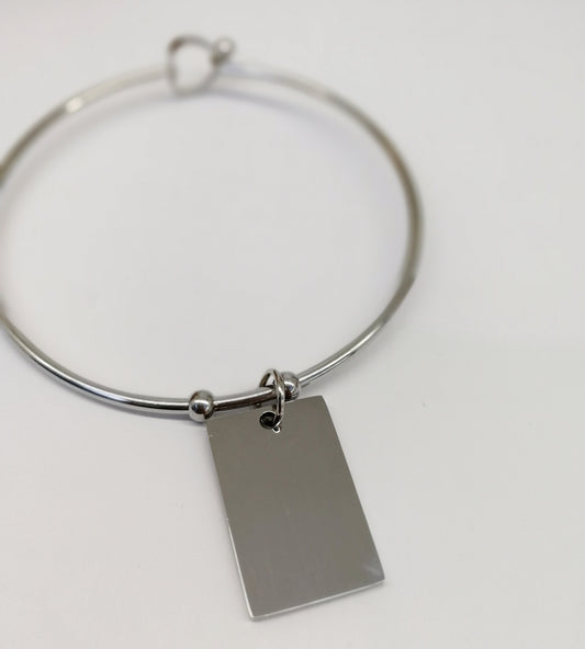 Bracciale rigido con gancio a cuore e ciondolo personalizzabile rettangolare (G13+A30)