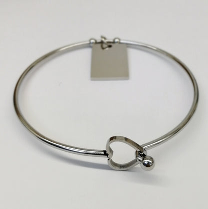 Bracciale rigido con gancio a cuore e ciondolo personalizzabile rettangolare (G13+A30)