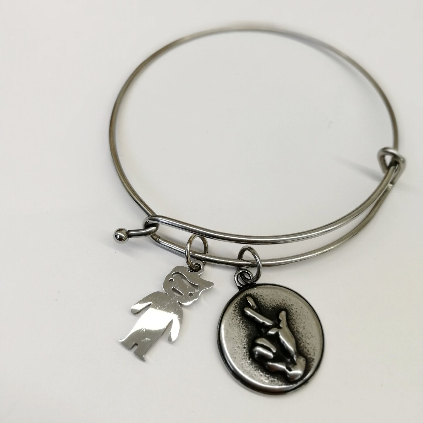 Bracciale rigido doppio e ciondolo personalizzabile portafortuna con dita incrociate e bimbo/a (G14+A32+A23/A24)