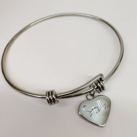 Bracciale rigido con nodi scorsoi e ciondolo personalizzabile a cuore (G20+A21)