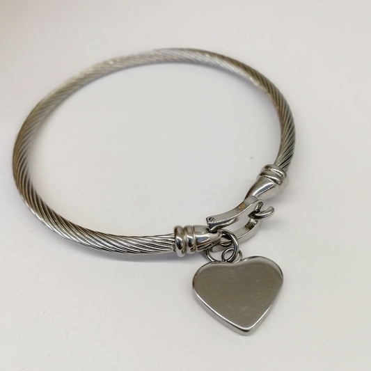 Bracciale rigido ritorto e ciondolo personalizzabile a cuore (G17+A21)