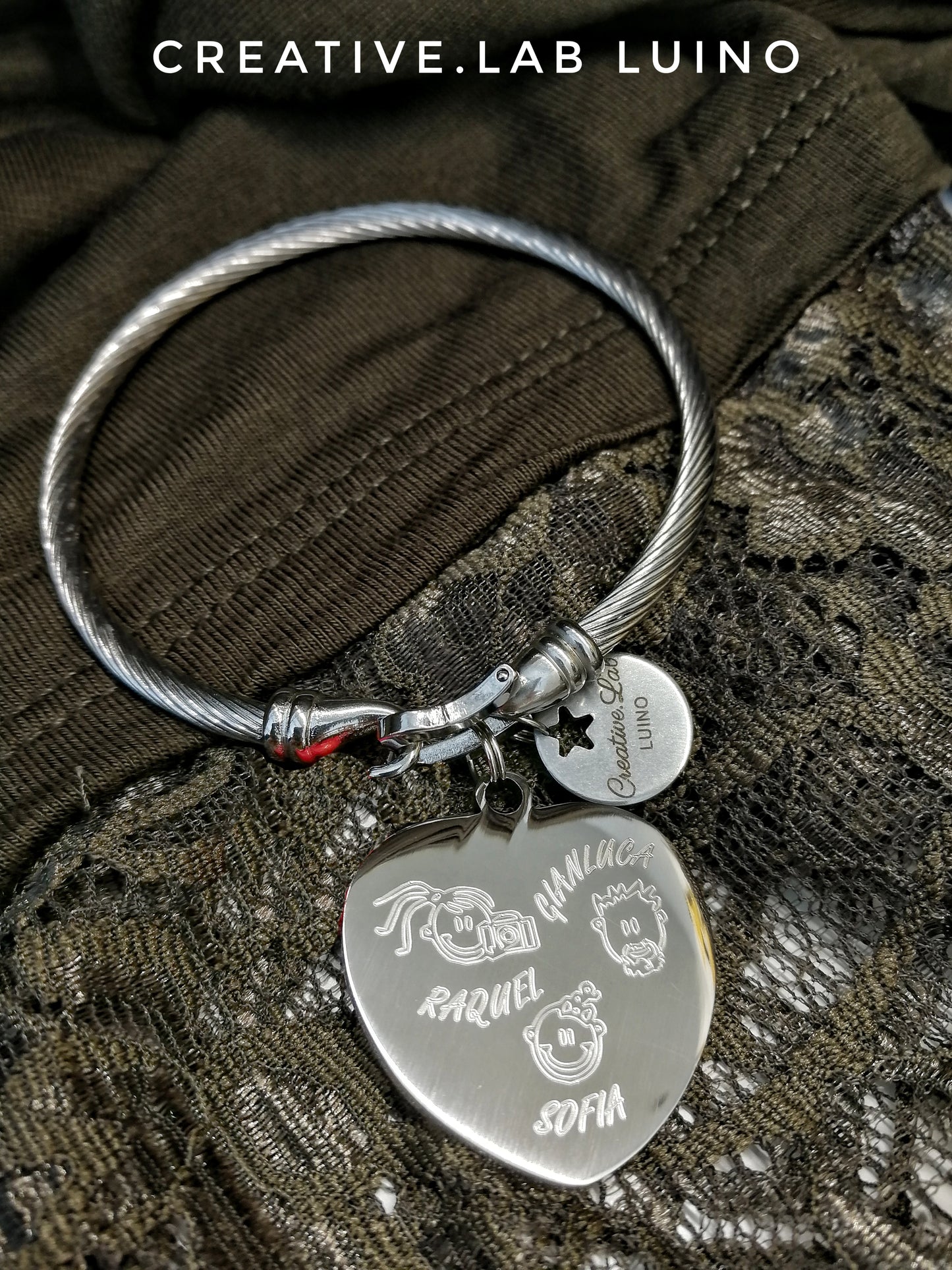 Bracciale rigido ritorto con ciondolo personalizzabile cuore con famiglia (G17+B23 FAM)