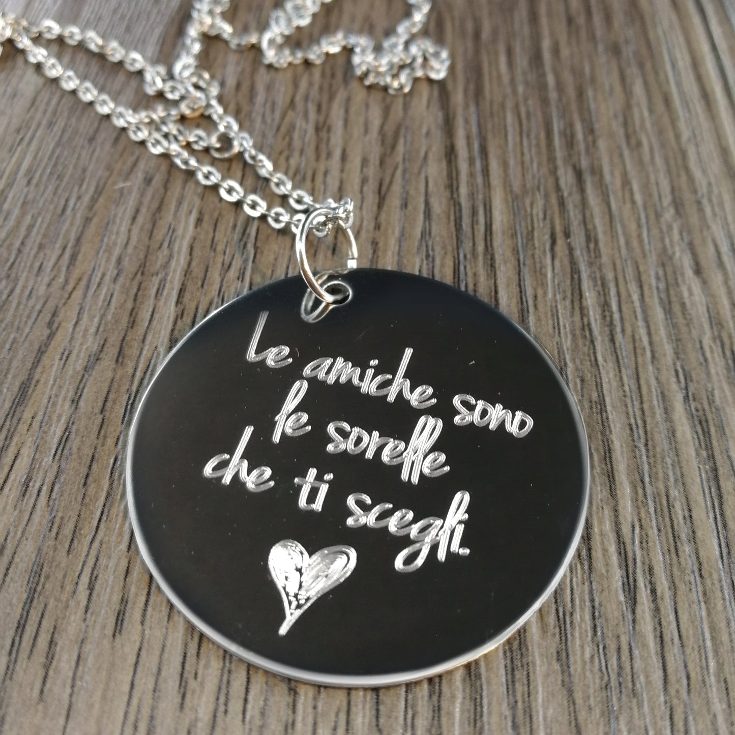 Ciondolo tondo con bordo in gomma personalizzato con catenina fine girocollo (C1+D2)