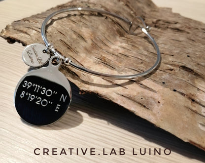 Bracciale rigido con gancio a cuore e ciondolo personalizzabile tondo (G13+B11)