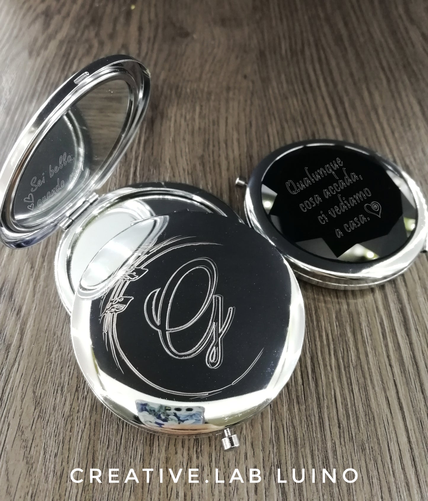 Specchietto da borsetta con iniziale o nome e decoro su retro, specchio e strass