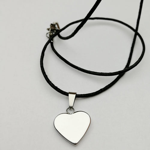 Ciondolo cuore personalizzabile con collarino di cuoio (CUOIO+A21)
