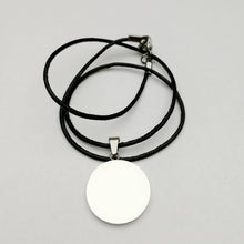 Carica l&#39;immagine nel visualizzatore di Gallery, Ciondolo tondo personalizzabile con collarino di cuoio (CUOIO+A20)