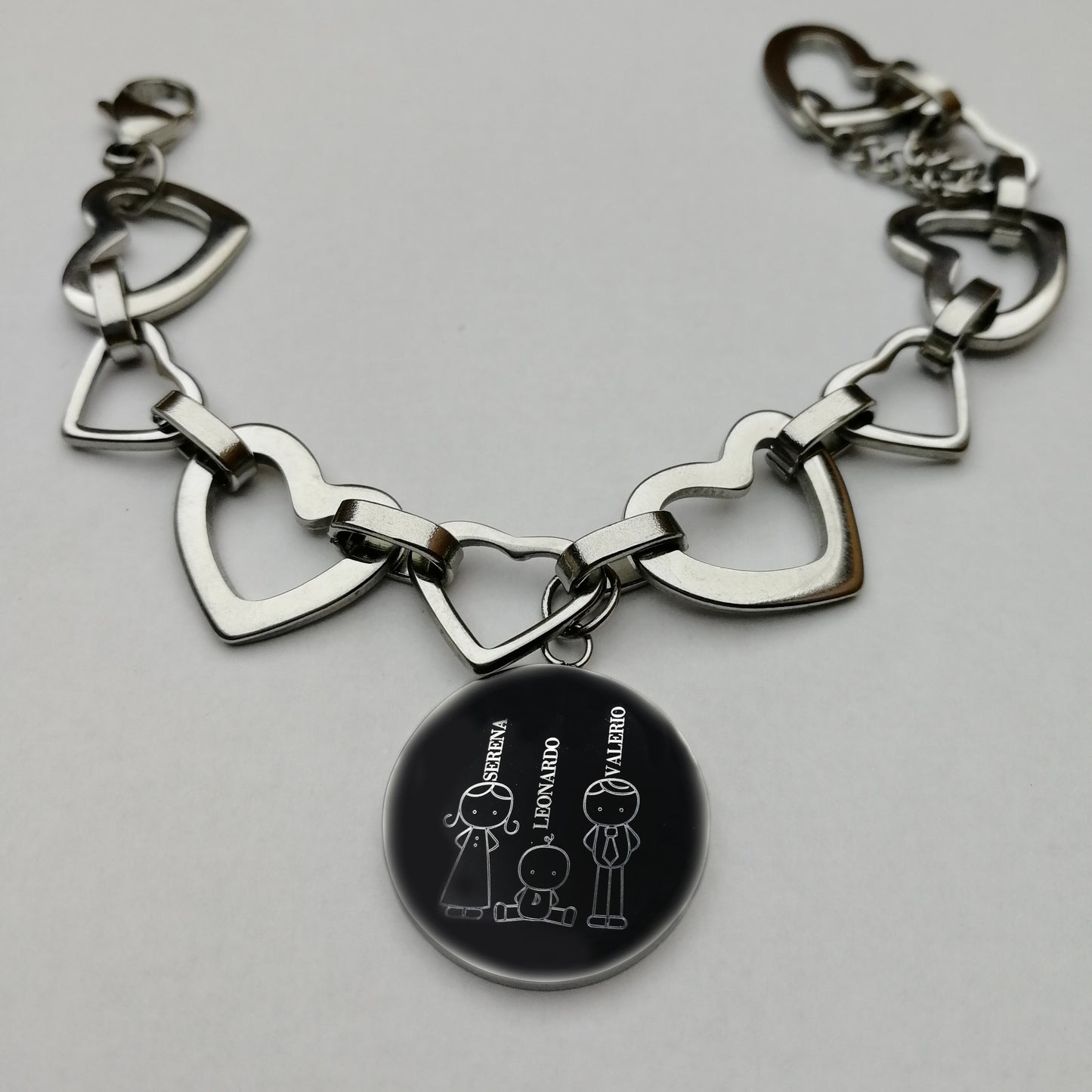 Bracciale con cuori in acciaio con ciondolo tondo personalizzabile - famiglia (G40+B10)