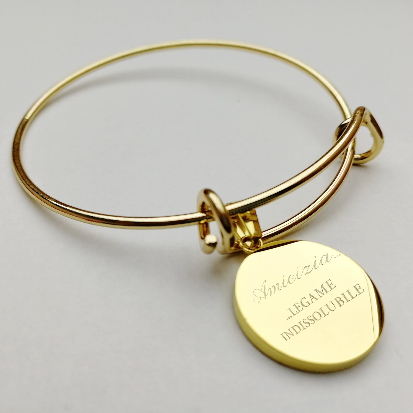 Bracciale rigido con nodi scorsoi e ciondolo personalizzabile tondo oro (G20+A20)