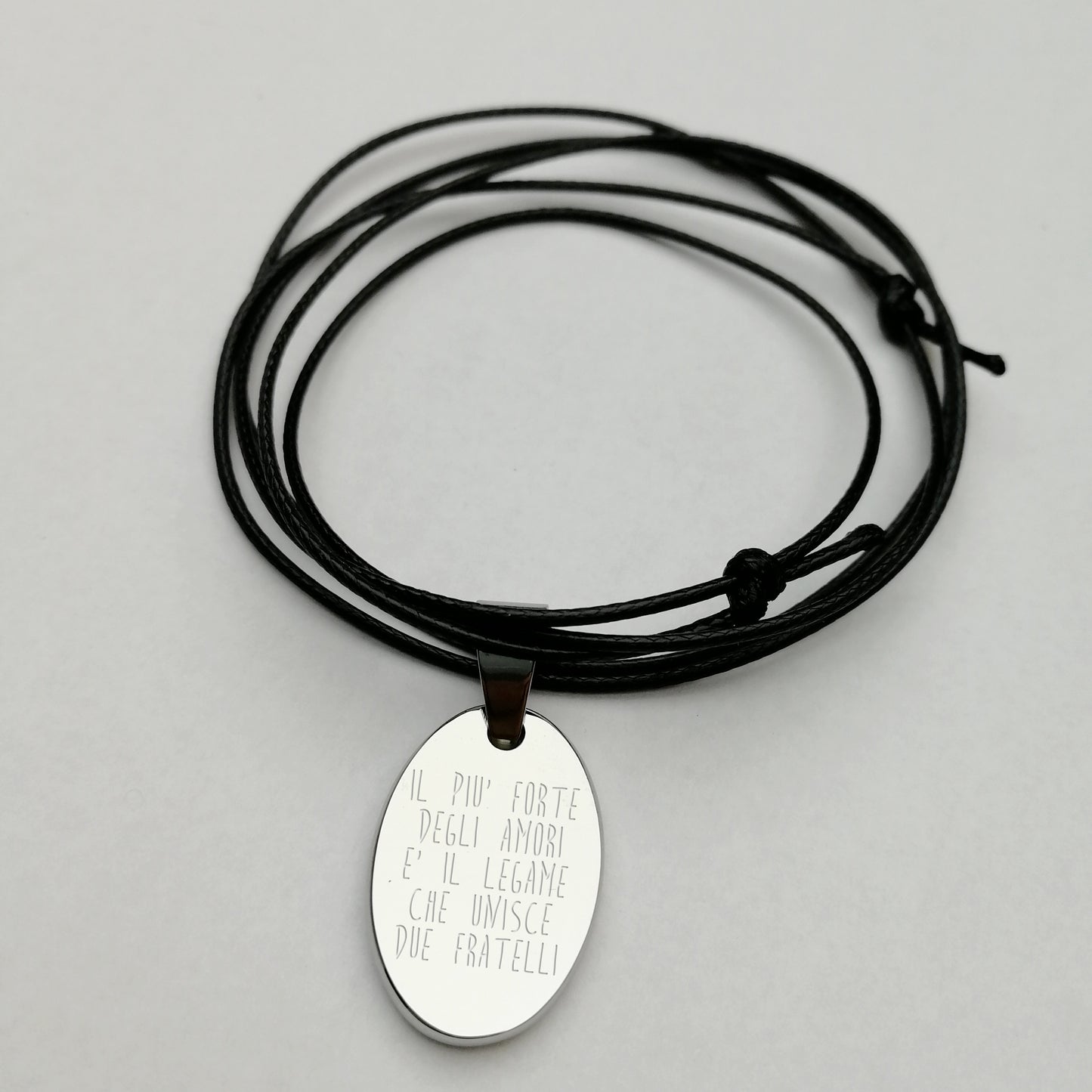Ciondolo ovale personalizzabile con collarino di cotone cerato nero (A29+COT CER)