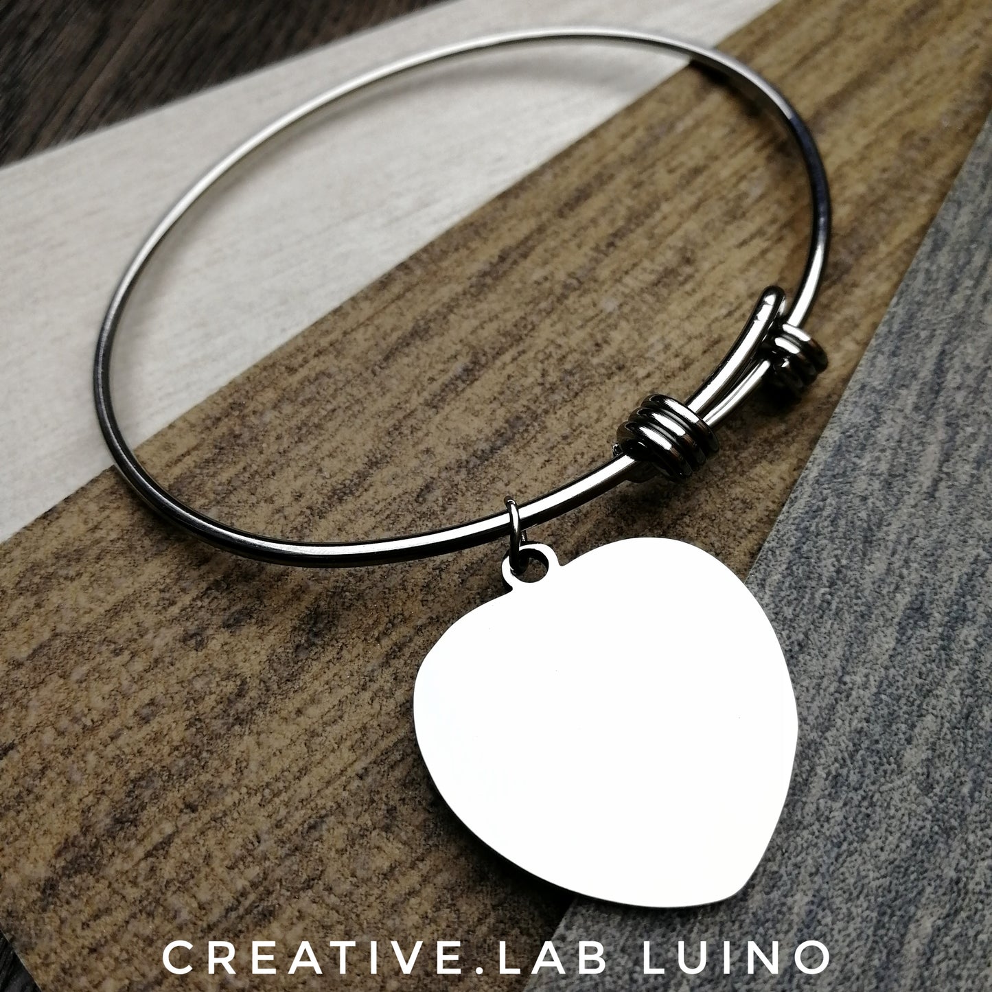 Bracciale rigido con nodi scorsoi e ciondolo da personalizzare cuore (G20+B23)