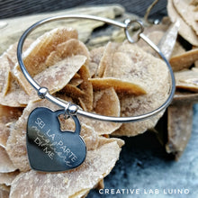 Carica l&#39;immagine nel visualizzatore di Gallery, Bracciale rigido con gancio a cuore e ciondolo da personalizzare a cuore (G13+A4)