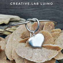 Carica l&#39;immagine nel visualizzatore di Gallery, Bracciale rigido con nodo e ciondolo personalizzabile a cuore (G11+A6)