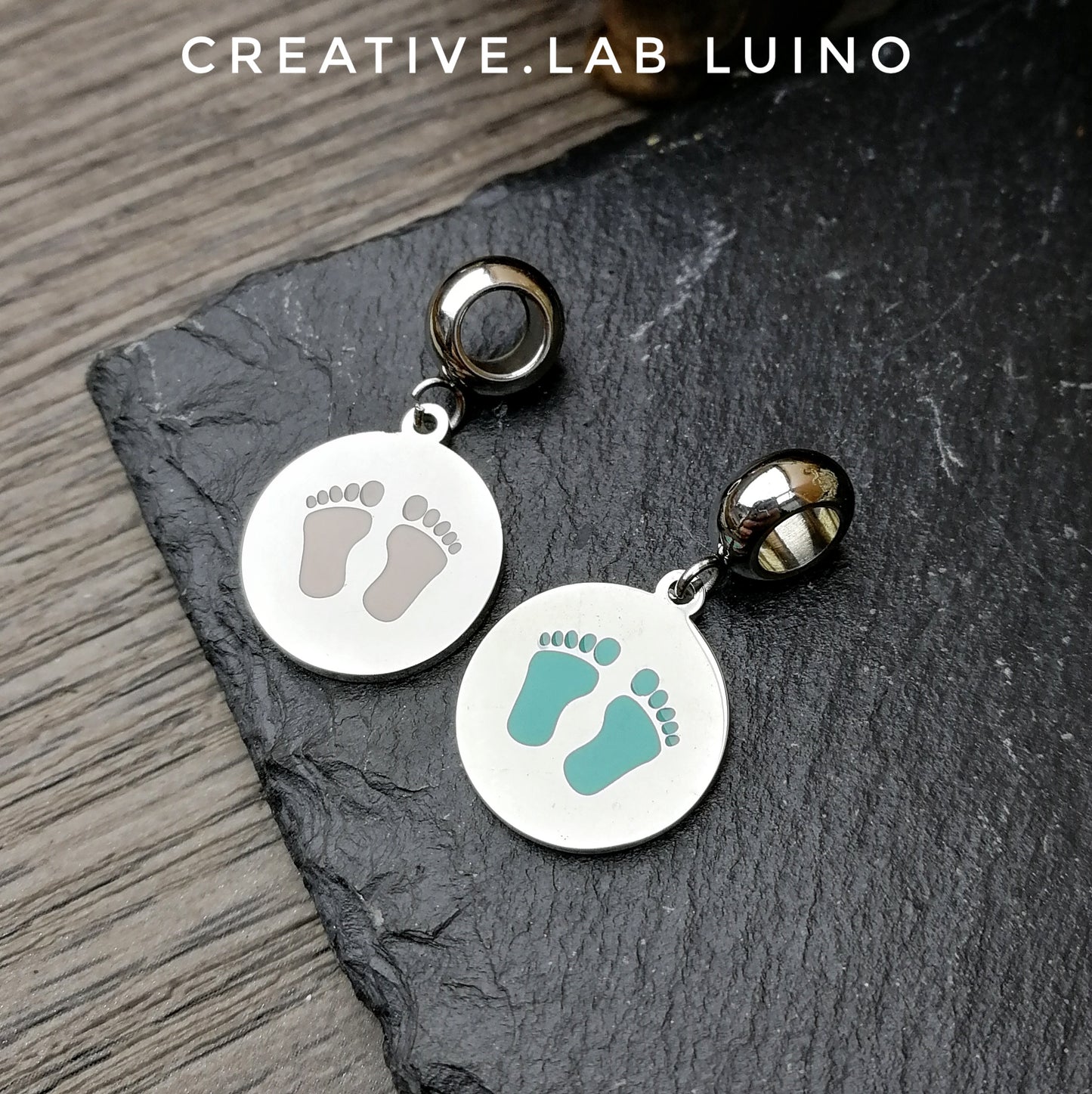 Ciondolo con piedini rosa/azzurri personalizzato con collarino (B33)